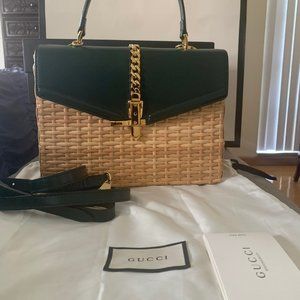 NIB Gucci Calfskin Medium Sylvie Wicker, Top Handle Crossbody Bag Green Natural